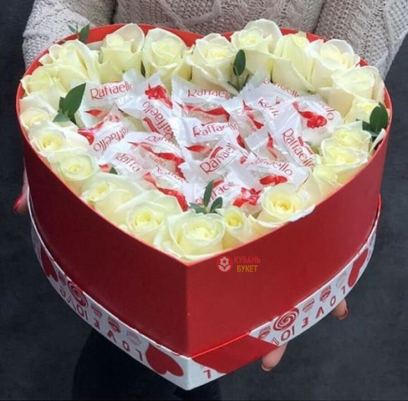Коробка сердце «Белые розы и Раффаэлло» заказать за 6 975 руб. с доставкой